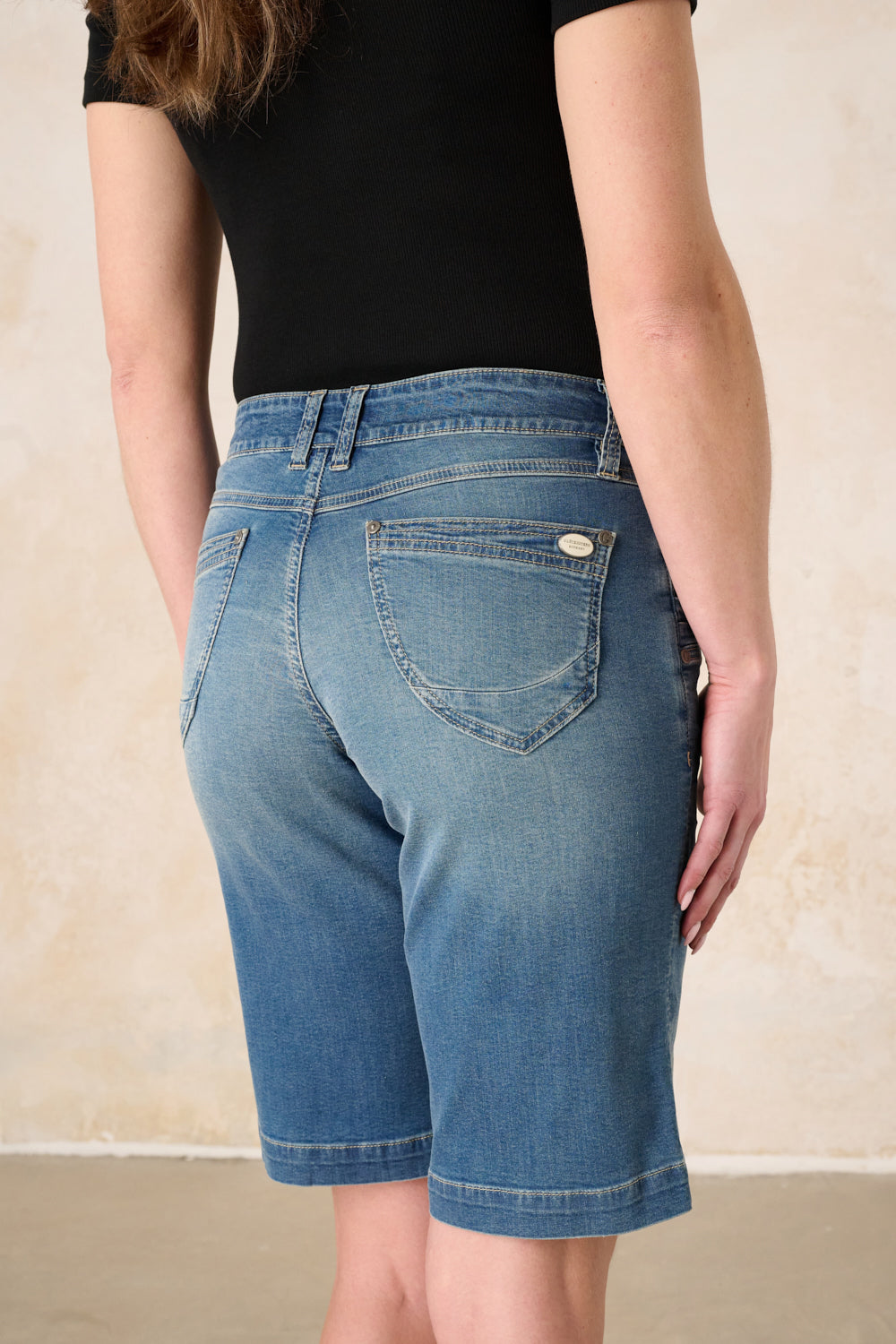 Merle – Straight Leg Bermuda in Hennablauer mit mittlerer Leibhöhe