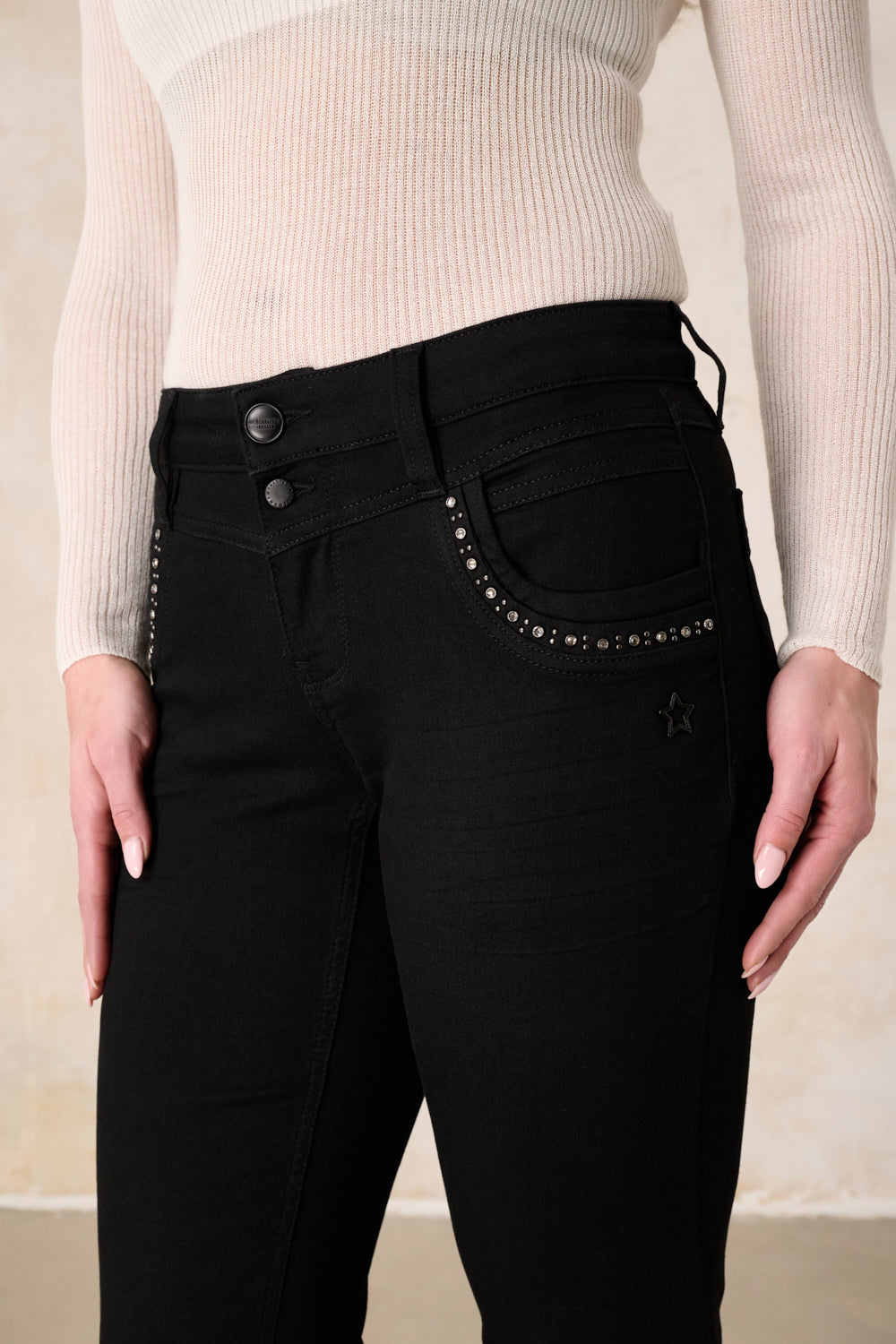 Merle – Straight leg jeans in glitter black with a mid-rise waist