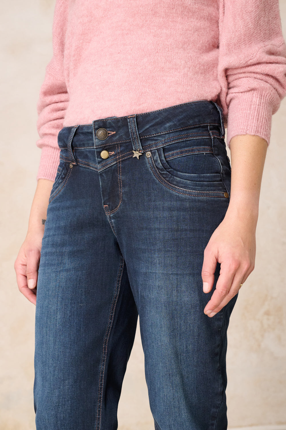 Merle – Straight Leg Jeans in Granitblau mit mittlerer Leibhöhe