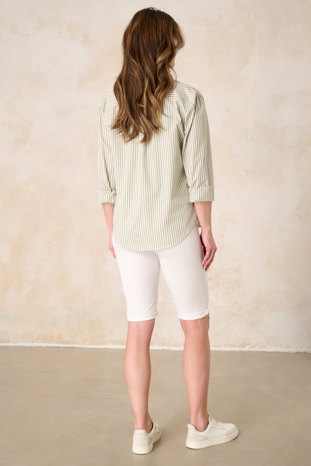 Merle Slim Fit Bermuda – Royalweiß & Baumwoll-Stretch, mittlere Leibhöhe