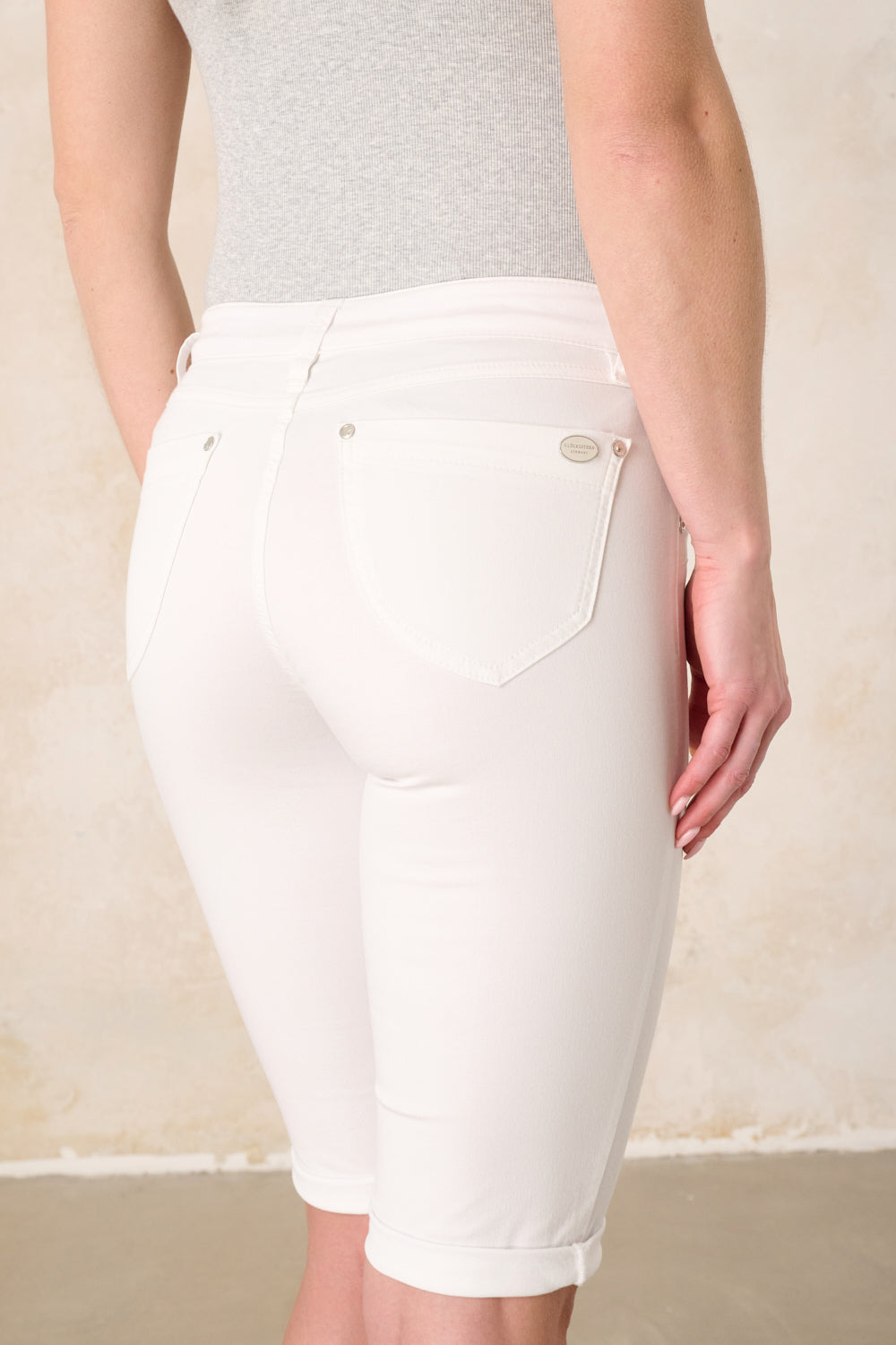 Merle Slim Fit Bermuda – Royalweiß & Baumwoll-Stretch, mittlere Leibhöhe