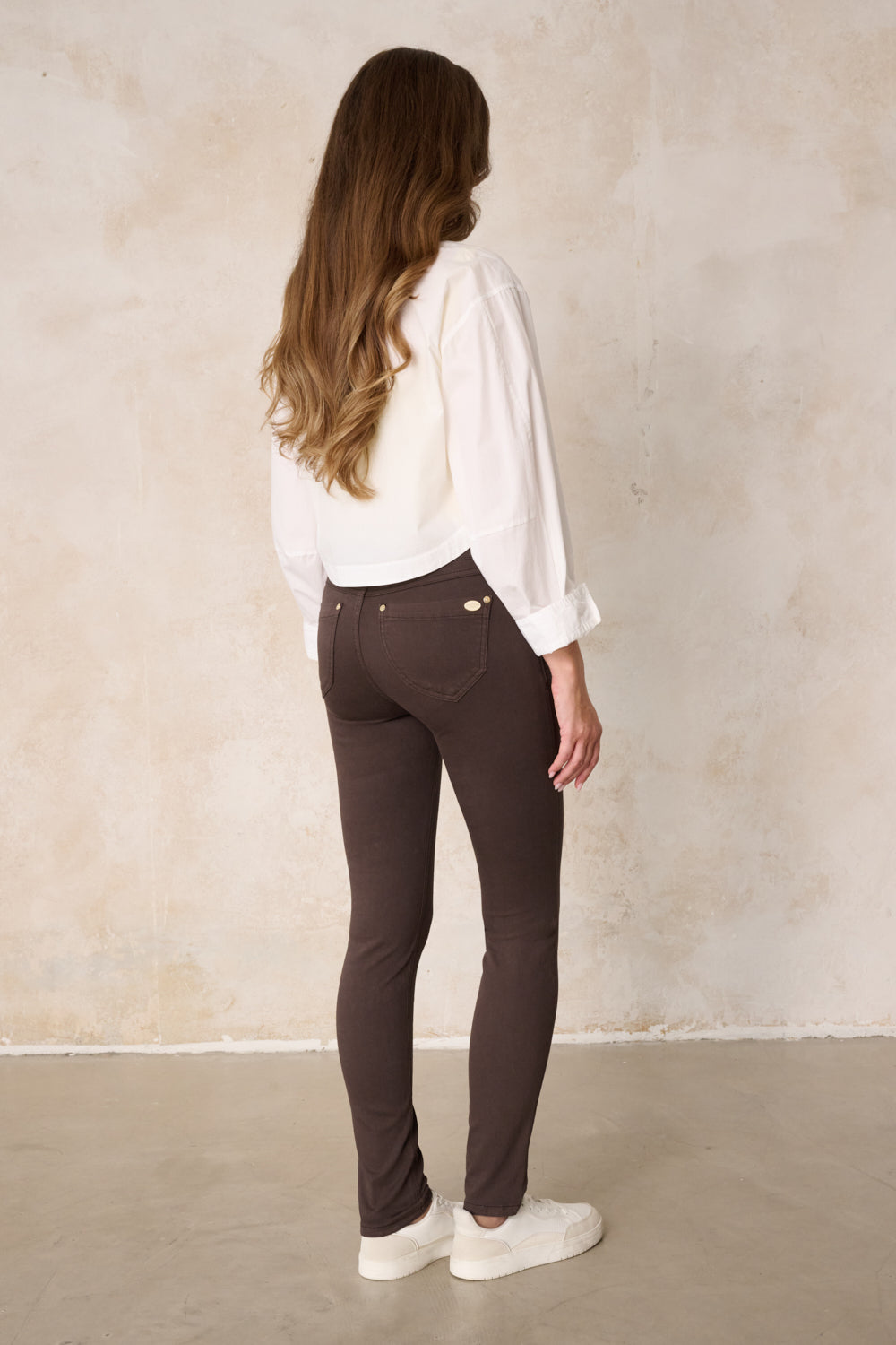 Merle Slim Fit Hose – Edelbraun & Baumwoll-Stretch, mittlere Leibhöhe
