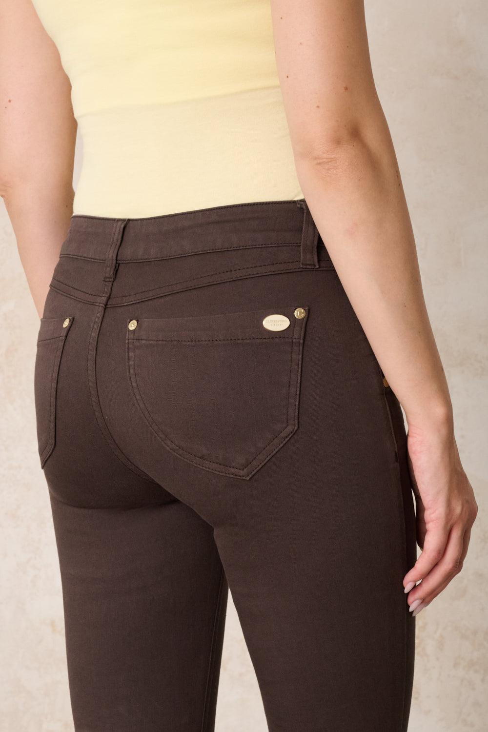 Merle Slim Fit Hose – Edelbraun & Baumwoll-Stretch, mittlere Leibhöhe