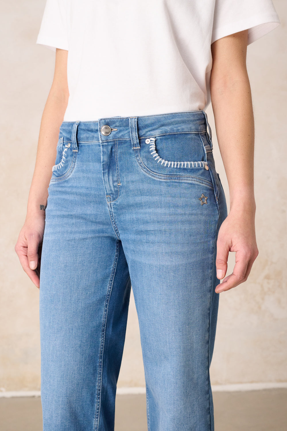 Clara – Flared Jeans in Sonnentanz mit hoher Leibhöhe