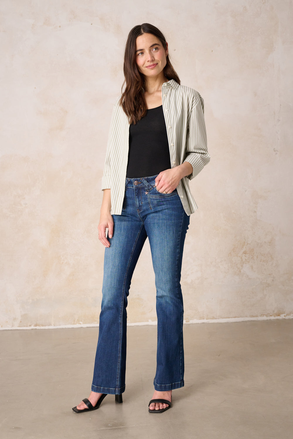 Melina – Bootcut Jeans in Donaublau mit mittlerer Leibhöhe