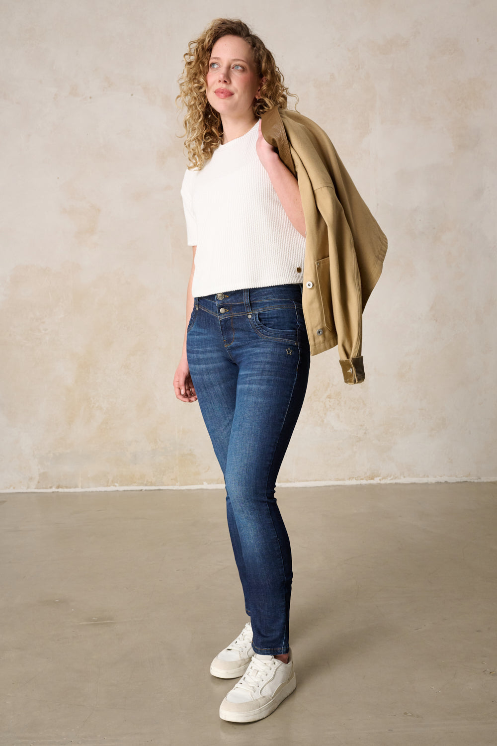 Merle Slim Fit Jeans – Neckarblau & Soft Denim, mittlere Leibhöhe