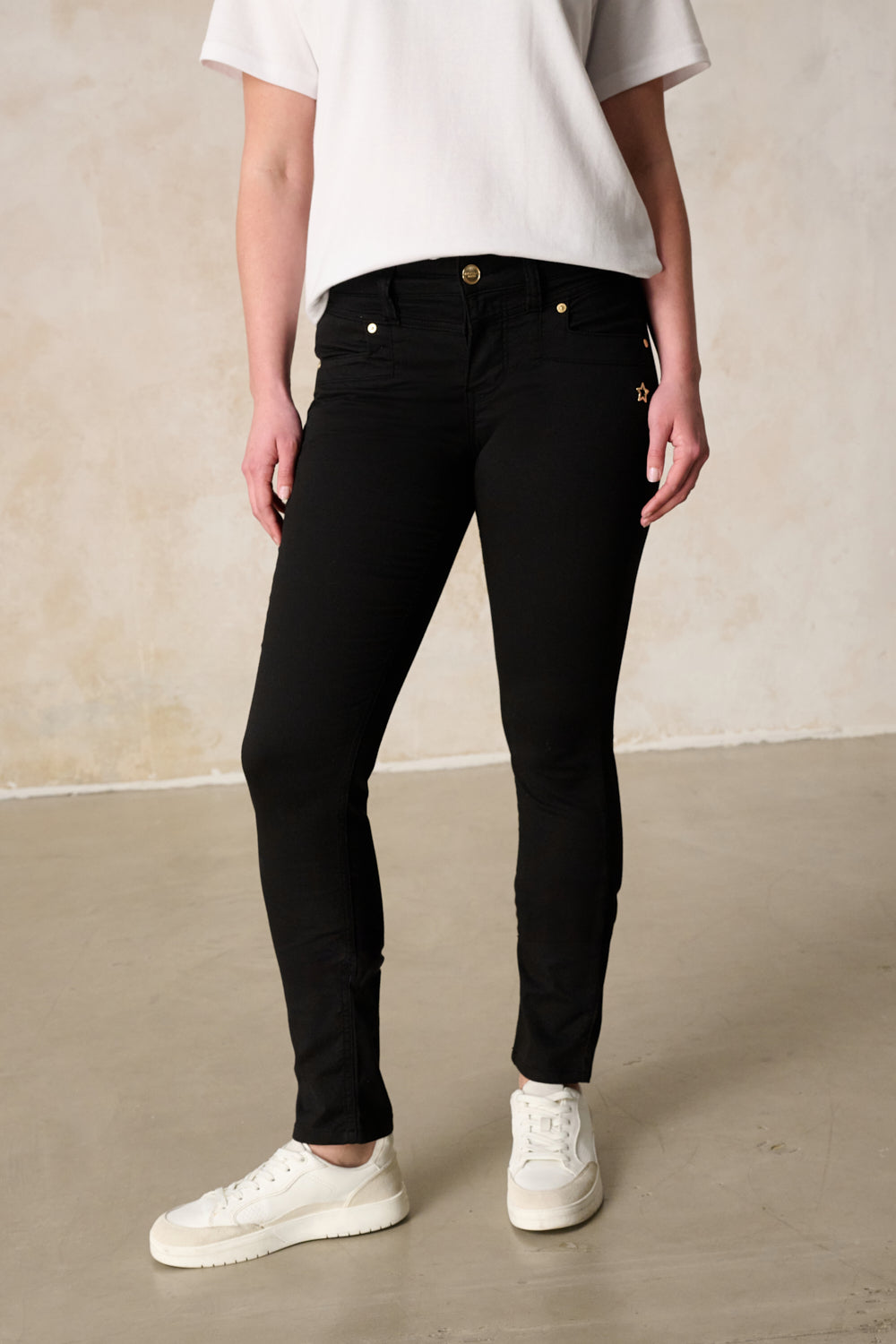 Merle Slim Fit Hose – Royalschwarz & Baumwoll-Stretch, mittlere Leibhöhe