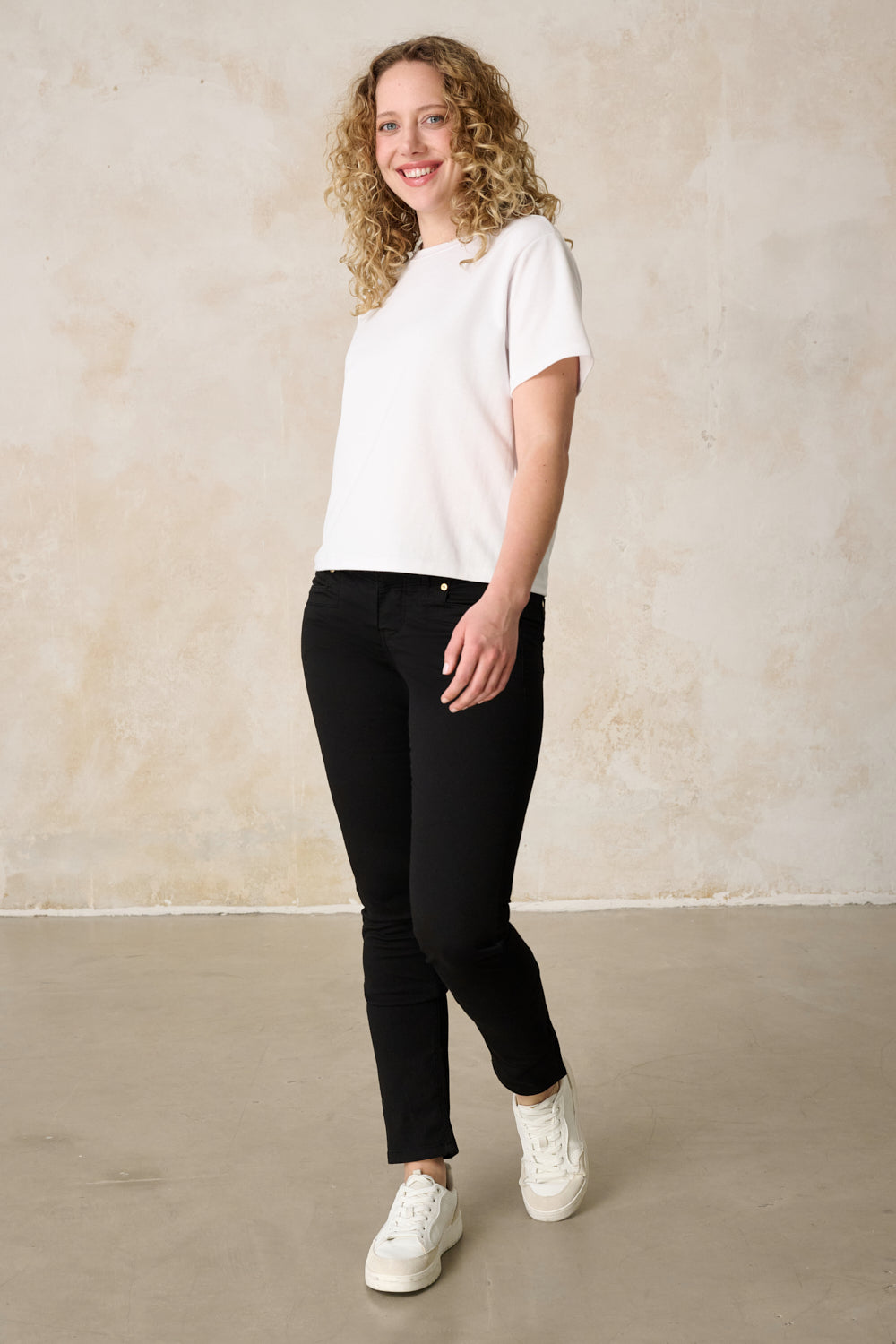 Merle Slim Fit Hose – Royalschwarz & Baumwoll-Stretch, mittlere Leibhöhe
