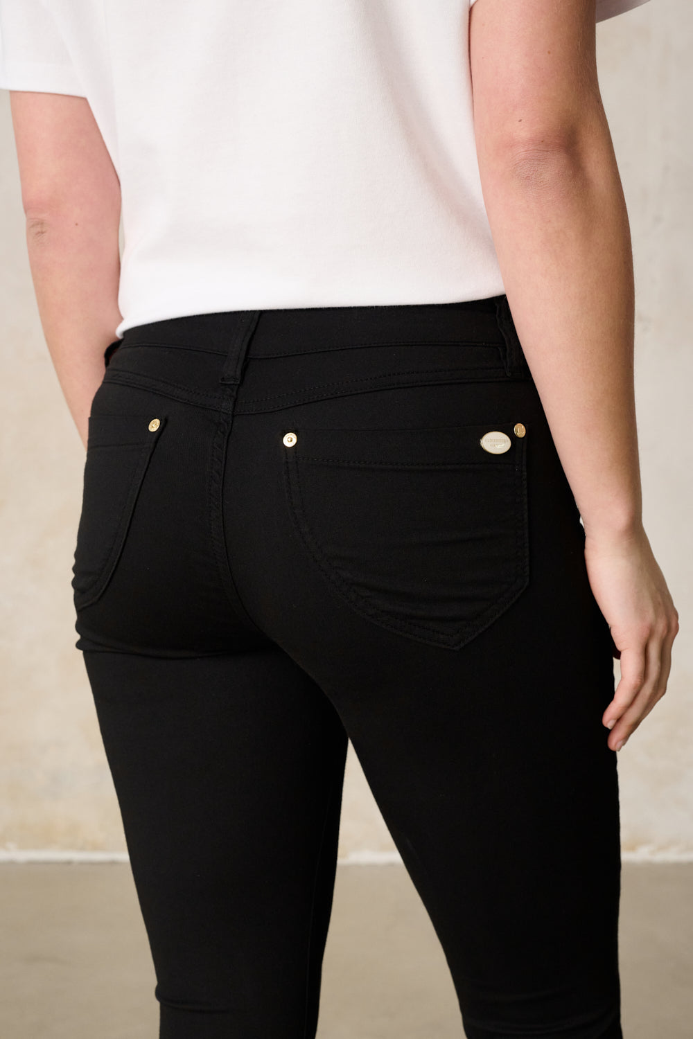 Merle Slim Fit Hose – Royalschwarz & Baumwoll-Stretch, mittlere Leibhöhe