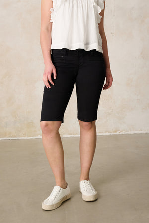 Merle Slim Fit Bermuda – Royal Black & Cotton Stretch, Mid-Rise