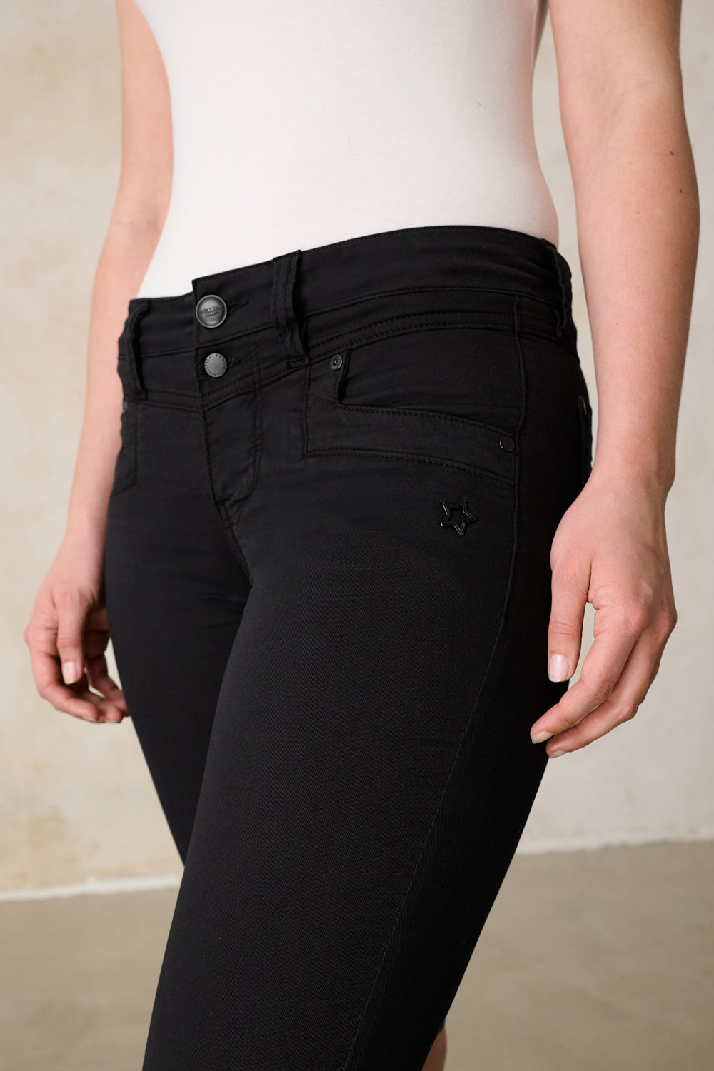 Merle Slim Fit Bermuda – Royalschwarz & Baumwoll-Stretch, mittlere Leibhöhe